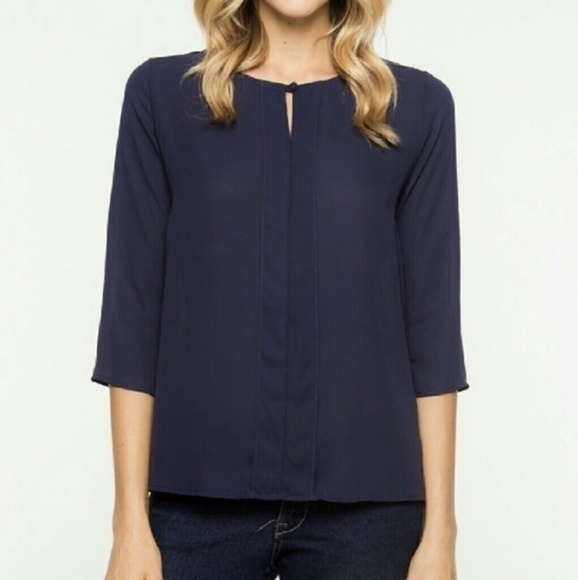 Elegant Front Keyhole top 💙 - Picture 2 of 3